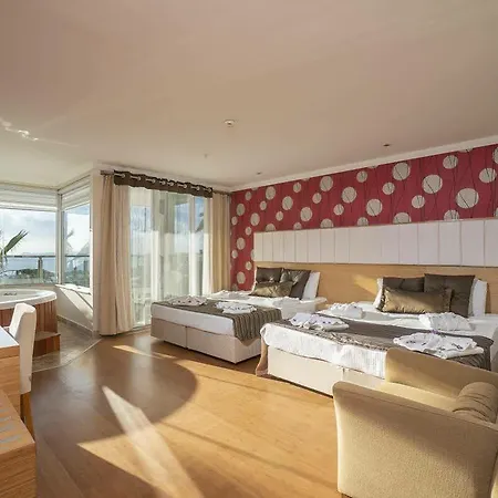 Hotel Maira Deluxe 4*