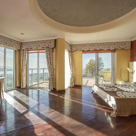 Maira Deluxe Hotel 4*