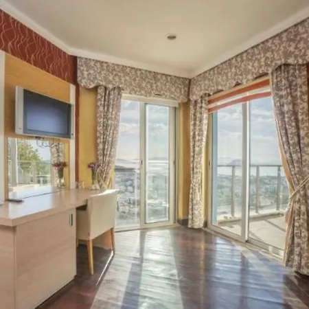 Maira Deluxe Hotel