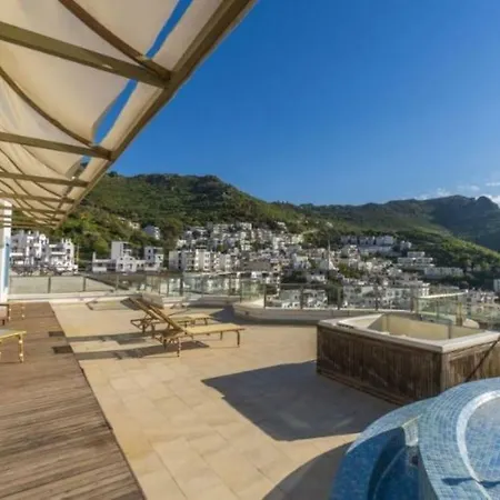 Maira Deluxe Hotel 4*