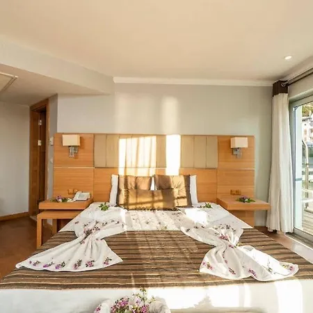 Hotel Maira Deluxe 4*